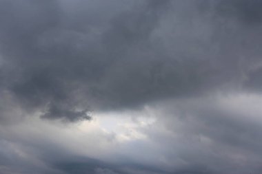 Gökyüzündeki kara bulutlar