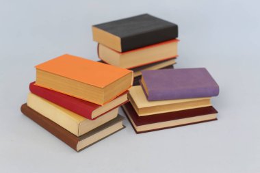 Beyaz arkaplan üzerine kitap yığını