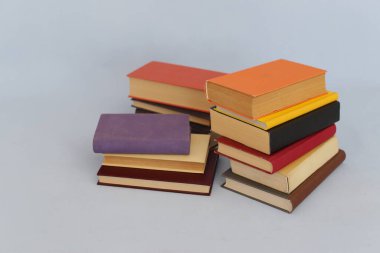 Beyaz arkaplan üzerine kitap yığını