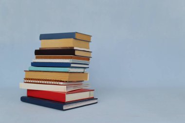 Beyaz arkaplan üzerine kitap yığını