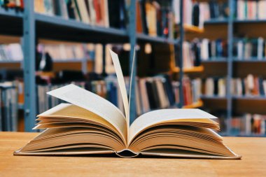 Kütüphanede kitap yığını