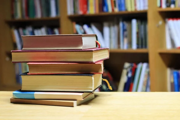Boeken Een Harde Bibliotheekachtergrond Een Stapel Hardcover Boeken Onderwijs — Stockfoto