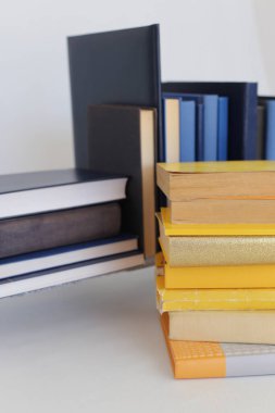 Beyaz arkaplan üzerine kitap yığını