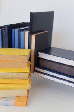 Beyaz arkaplan üzerine kitap yığını