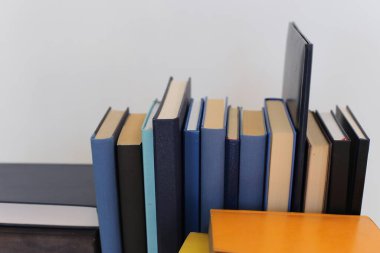 Beyaz arkaplan üzerine kitap yığını