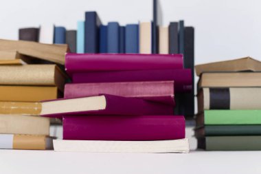Beyaz arkaplan üzerine kitap yığını