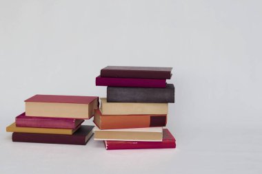 Beyaz arkaplan üzerine kitap yığını