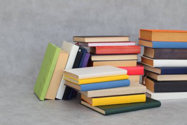 Beyaz arka plan üzerine bir yığın kitap. Eğitim konsepti. Boşluğu kopyala.