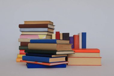 Beyaz arkaplan üzerine kitap yığını