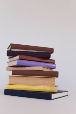 Beyaz arkaplan üzerine kitap yığını
