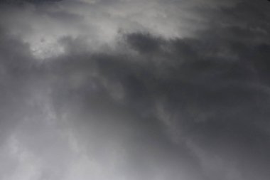 Gökyüzündeki kara bulutlar