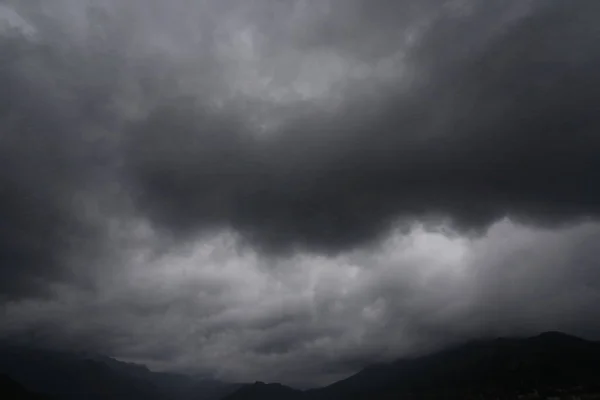 Gewitterwolken Über Dem Schwarzen Himmel — Stockfoto