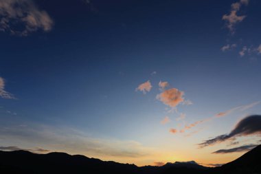 Dağlarda güzel bir gün batımı