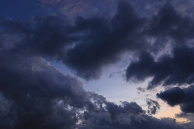 Gökyüzündeki kara bulutlar