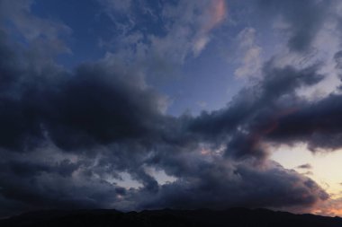 Bulutların üzerinde güzel gün batımı