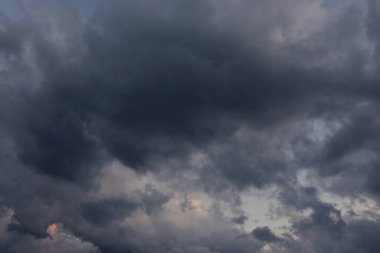Gökyüzündeki kara bulutlar
