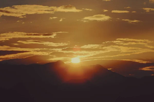 Prachtige Zonsondergang Boven Bergen — Stockfoto