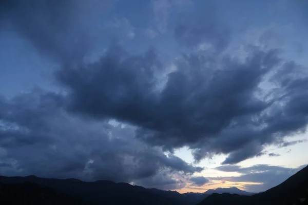 Красивый Закат Над Горой — стоковое фото