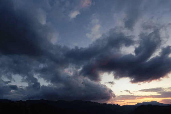 雲の上の美しい夕日 — ストック写真