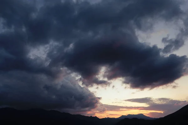 Красивый Закат Над Облаками — стоковое фото