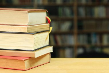 Rafta bir yığın kitap var. Eğitim için kütüphane geçmişi. yakın plan.