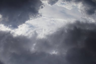 Gökyüzündeki kara bulutlar