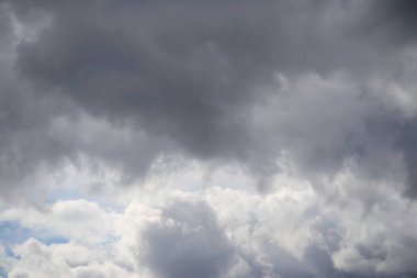 Gökyüzündeki kara bulutlar