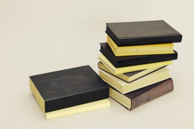 Beyaz arkaplan üzerine kitap yığını