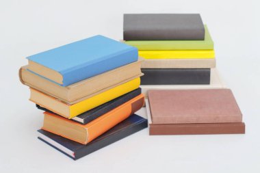 Beyaz arkaplan üzerine kitap yığını
