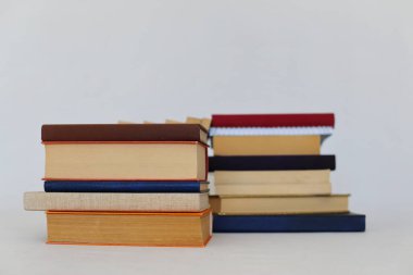 beyaz ahşap zemin üzerine açık kitaplar ve eski bir kitap