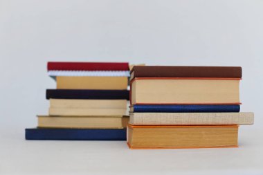 Beyaz arkaplandaki eski kitapların yığını