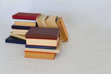 Beyaz arkaplan üzerine kitap yığını