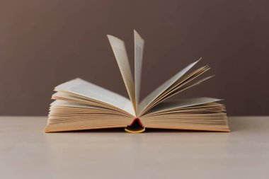 Kitap, sıkı çalışma ve modern eğitim konsept kitapları ahşap arka plan üzerine