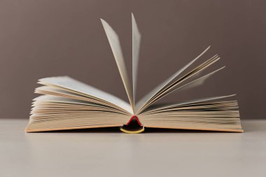 Ahşap arkaplan üzerine kitabı aç