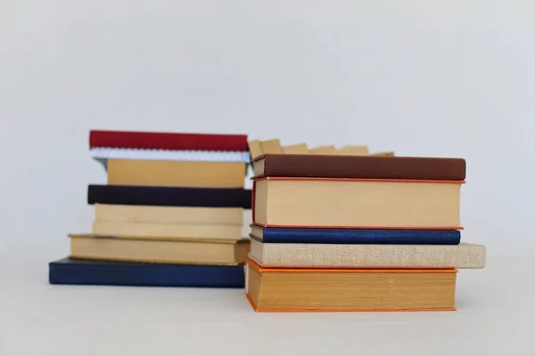 Pila Diferentes Tipos Libros Mesa Primer Plano — Foto de Stock