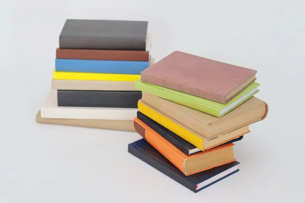 Pila Libros Cuadernos Colores Aislados Sobre Fondo Blanco — Foto de Stock