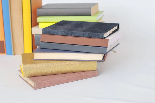 Stapel Von Büchern Mit Leeren Seiten Auf Weißem Hintergrund Bildungskonzept — Stockfoto