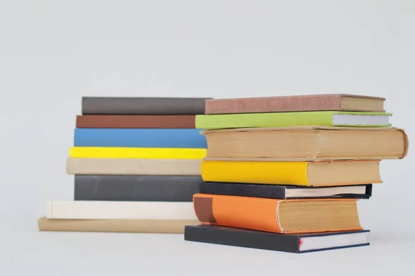 Stapel Gebundene Bücher Und Hardcover Buch Auf Weißem Hintergrund — Stockfoto