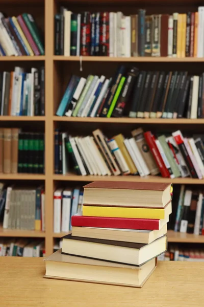 Könyvkötegek Fából Készült Polcokon Könyvtárban — Stock Fotó