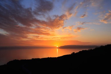 Denizin üzerinde güzel bir gün batımı