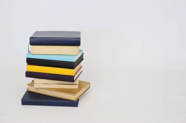 Beyaz üzerine kitap yığını