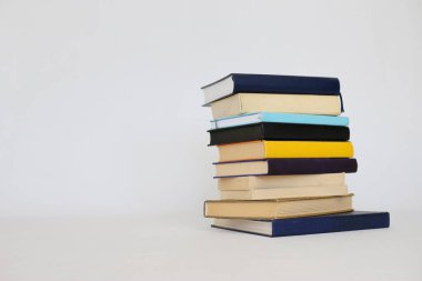 Beyaz üzerine kitap yığını