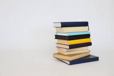 Beyaz üzerine kitap yığını