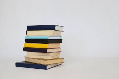 Beyaz üzerine kitap yığını