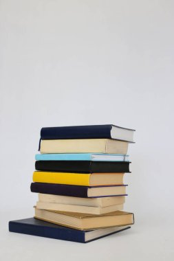 Beyaz arkaplan üzerine kitap yığını
