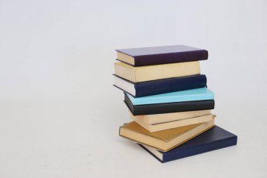 Beyaz arkaplan üzerine kitap yığını