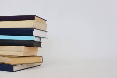 Beyaz arkaplan üzerine kitap yığını