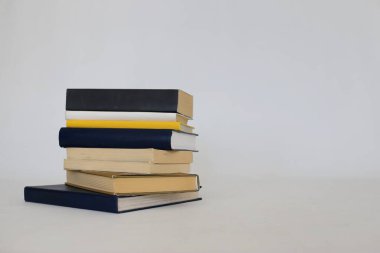 Beyaz arkaplan üzerine kitap yığını