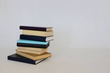 Beyaz arkaplan üzerine kitap yığını