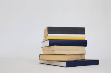 Beyaz arkaplan üzerine kitap yığını